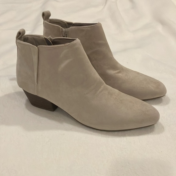 NWOT Old Navy Size 9 Booties - Picture 2 of 7